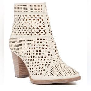 8.5🤠 Franco Sarto Damsel Cream Ankle Booties Laser Cut Leather Western Cowgirl